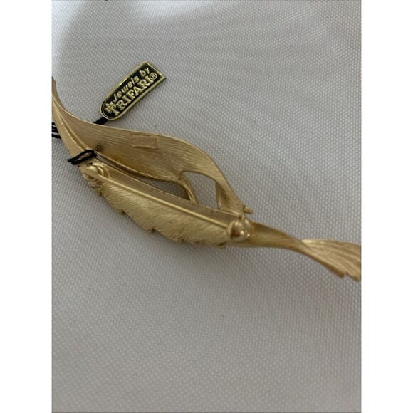Vintage Trifari Gold Tone Pin Brooch Feather, Grass Shape New With Tag MadeUSA - Picture 8 of 12